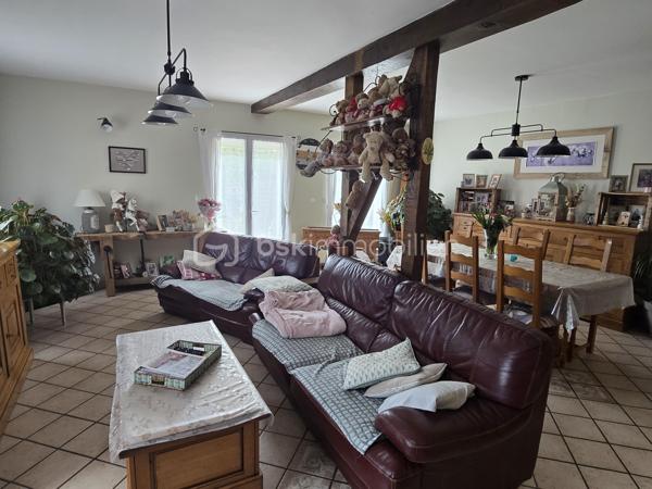 Située au calme dans un environnement résidentiel sur la commune très recherchée de Tillé (60000), découvrez cette agréable maison de 138m², mitoyenne d'un seul côté. Proximité immédiate à pied avec toutes les commodités du quotidien (écoles, boulangerie, pharmacie).

L'accès à la maison se fait par une terrasse couverte. Ce niveau comprend une cuisine aménagée, une salle d'eau ainsi qu'un WC indépendant. La pièce maîtresse du bien : un vaste double séjour traversant de plus de 43m² et équipé d'un poêle à granulés.

A l'étage,
Un grand palier distribue quatre chambres. L'une des chambres bénéficie d'un WC privatif.

Les extérieurs et les annexes :
La maison est édifiée sur un terrain plat entièrement clos et sécurisé. Terrasse. Un garage ainsi que plusieurs places de parking intérieures.

Volumes généreux avec un séjour de plus de 43m²
Chauffage économique au poêle à granulés
Secteur calme et recherché avec commodités à pied
Proximité immédiate des grands axes et des communes d'Allonne et Beauvais

Un bien rare à la vente sur le secteur de Tillé, idéal pour les profils recherchant le calme de la campagne aux portes de Beauvais.

Pour toute demande de renseignements ou pour organiser une visite, contactez Julien Casanova - BSK Immobilier.
