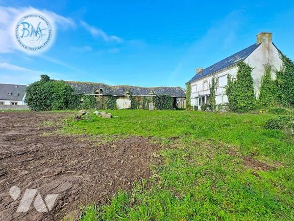 Ensemble immobilier offrant un beau potentiel de rénovation, comprenant une maison à usage d'ha...