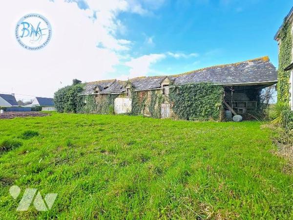 Ensemble immobilier offrant un beau potentiel de rénovation, comprenant une maison à usage d'ha...