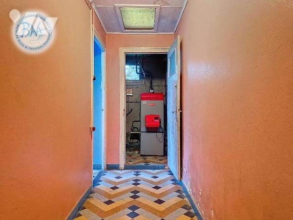 Ensemble immobilier offrant un beau potentiel de rénovation, comprenant une maison à usage d'ha...