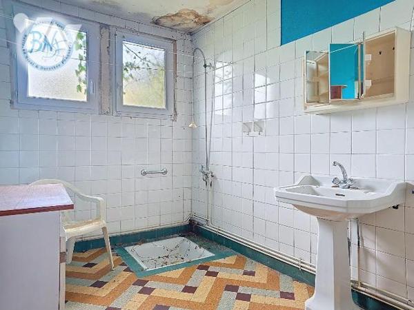 Ensemble immobilier offrant un beau potentiel de rénovation, comprenant une maison à usage d'ha...