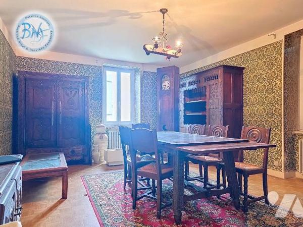 Ensemble immobilier offrant un beau potentiel de rénovation, comprenant une maison à usage d'ha...