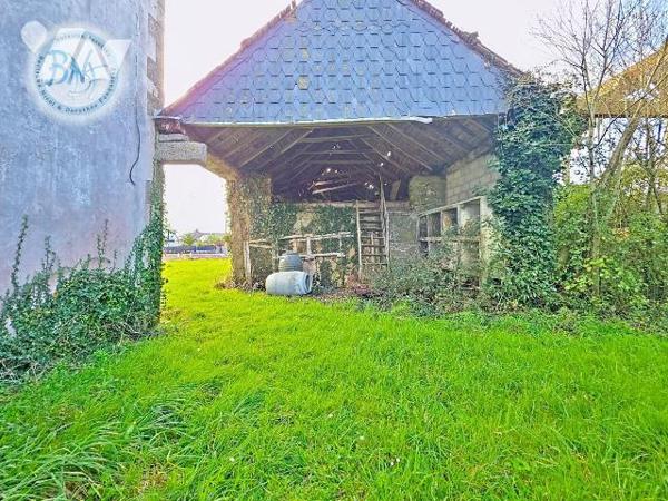 Ensemble immobilier offrant un beau potentiel de rénovation, comprenant une maison à usage d'ha...