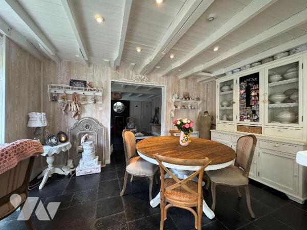 Une visite s'impose pour cette maison située sur la commune de WORMHOUT sans travaux, dans un é...