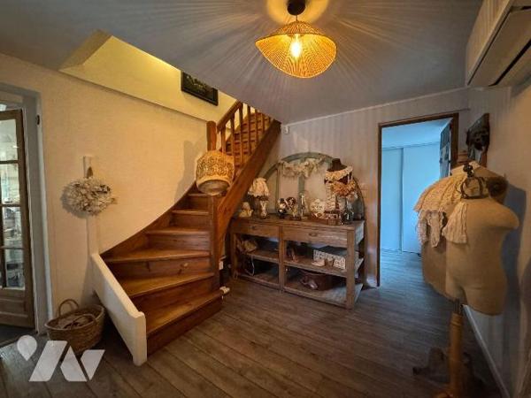 Une visite s'impose pour cette maison située sur la commune de WORMHOUT sans travaux, dans un é...