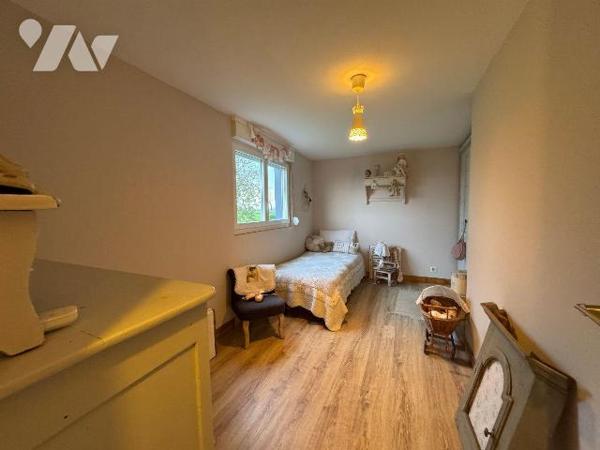 Une visite s'impose pour cette maison située sur la commune de WORMHOUT sans travaux, dans un é...