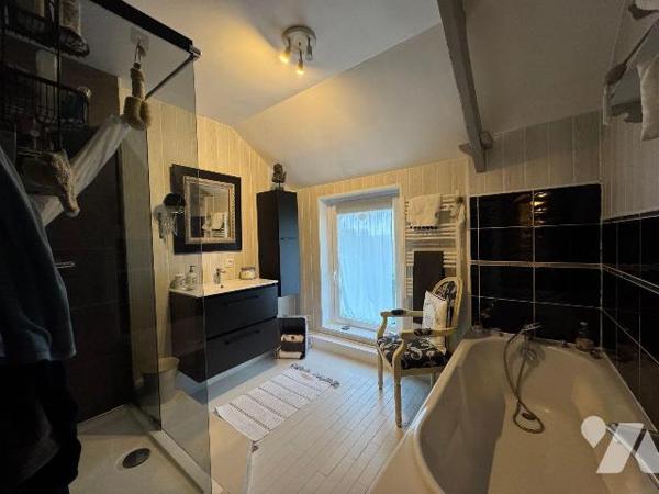 Une visite s'impose pour cette maison située sur la commune de WORMHOUT sans travaux, dans un é...