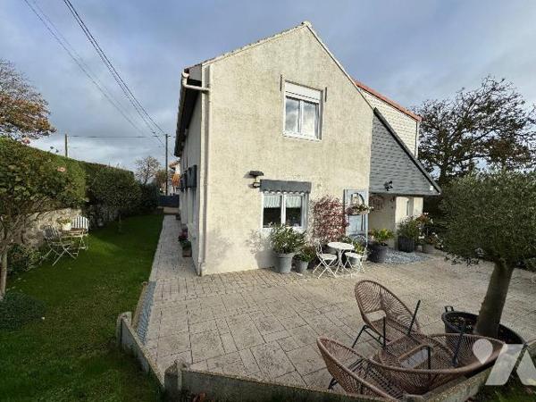 Une visite s'impose pour cette maison située sur la commune de WORMHOUT sans travaux, dans un é...