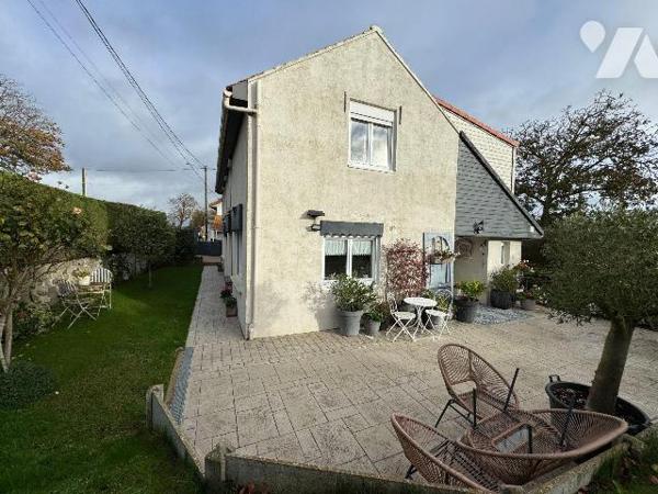 Une visite s'impose pour cette maison située sur la commune de WORMHOUT sans travaux, dans un é...