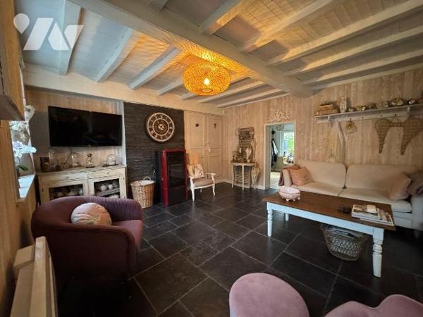 Une visite s'impose pour cette maison située sur la commune de WORMHOUT sans travaux, dans un é...