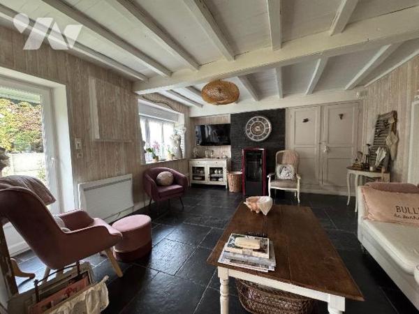 Une visite s'impose pour cette maison située sur la commune de WORMHOUT sans travaux, dans un é...