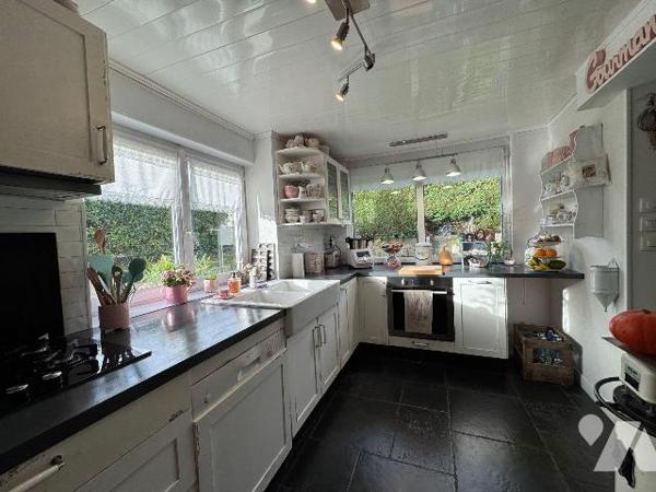 Une visite s'impose pour cette maison située sur la commune de WORMHOUT sans travaux, dans un é...