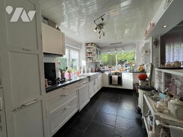 Une visite s'impose pour cette maison située sur la commune de WORMHOUT sans travaux, dans un é...