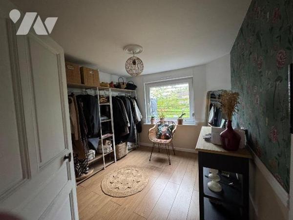 Une visite s'impose pour cette maison située sur la commune de WORMHOUT sans travaux, dans un é...