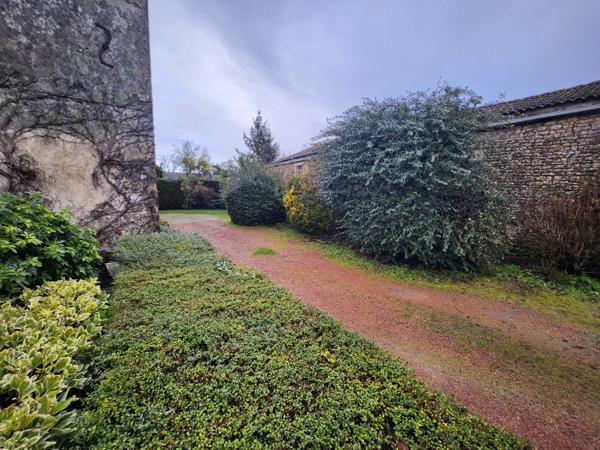 Sainte-Gemme-la-Plaine (85400) Maison en pierre 108m2 avec possibilité d'agrandissement.