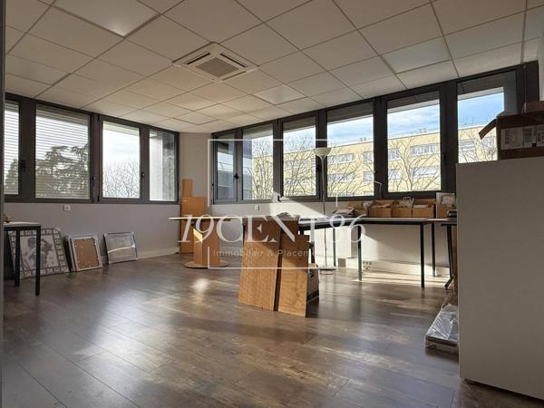 Vente immobilière : Bureau à Bron   81.19 m² 129 000 €- 19CENT86.