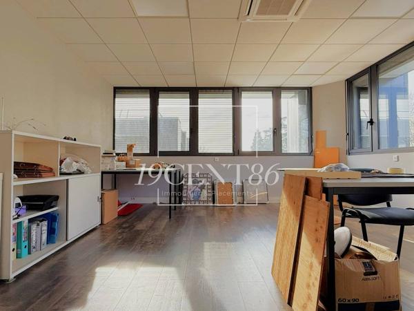 Vente immobilière : Bureau à Bron   81.19 m² 129 000 €- 19CENT86.