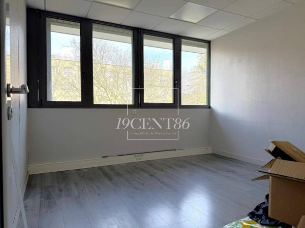 Vente immobilière : Bureau à Bron   81.19 m² 129 000 €- 19CENT86.
