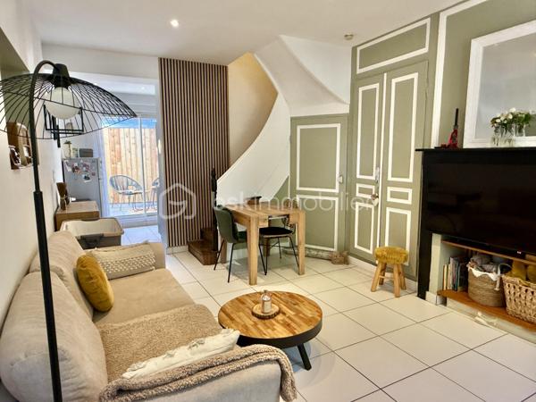 Secteur Châteaudun, quartier Saint-Honoré/Jeanne d’Arc, cette maison de 58 m² entièrement rénovée est une vraie pépite prête à vivre.

👉 Ici, vous posez vos meubles. Rien à prévoir.

Au rez-de-chaussée :
Bel espace de vie d’environ 25 m² avec séjour et cuisine ouverte qui donne sur un joli extérieur

Au 1er étage :
Salle d’eau 
WC séparé
1 chambre

Au 2ème étage :
Grande chambre mansardée avec possibilité d’aménager un coin bureau

Les + qui font la différence :
✔ Électricité et gaz conformes
✔ Menuiseries double vitrage + volets roulants
✔ Chauffage gaz avec production d’eau chaude
✔ Cave voûtée 
✔ Terrasse minérale de 10 m² sans vis-à-vis – un vrai espace extérieur exploitable

💡 Maison idéale pour :
Premier achat
Investissement locatif 
Pied-à-terre sur Amiens

Taxe foncière : 896 €