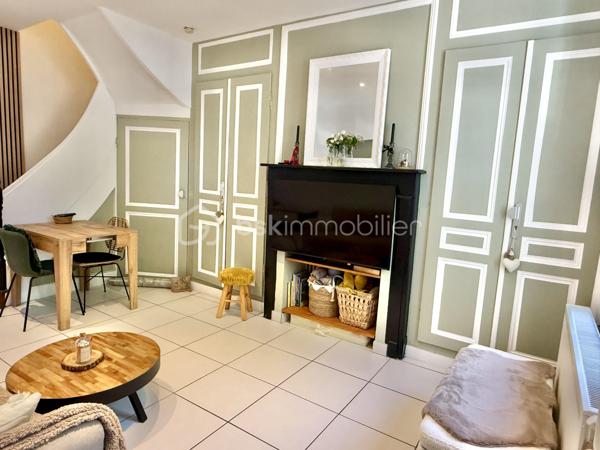 Secteur Châteaudun, quartier Saint-Honoré/Jeanne d’Arc, cette maison de 58 m² entièrement rénovée est une vraie pépite prête à vivre.

👉 Ici, vous posez vos meubles. Rien à prévoir.

Au rez-de-chaussée :
Bel espace de vie d’environ 25 m² avec séjour et cuisine ouverte qui donne sur un joli extérieur

Au 1er étage :
Salle d’eau 
WC séparé
1 chambre

Au 2ème étage :
Grande chambre mansardée avec possibilité d’aménager un coin bureau

Les + qui font la différence :
✔ Électricité et gaz conformes
✔ Menuiseries double vitrage + volets roulants
✔ Chauffage gaz avec production d’eau chaude
✔ Cave voûtée 
✔ Terrasse minérale de 10 m² sans vis-à-vis – un vrai espace extérieur exploitable

💡 Maison idéale pour :
Premier achat
Investissement locatif 
Pied-à-terre sur Amiens

Taxe foncière : 896 €