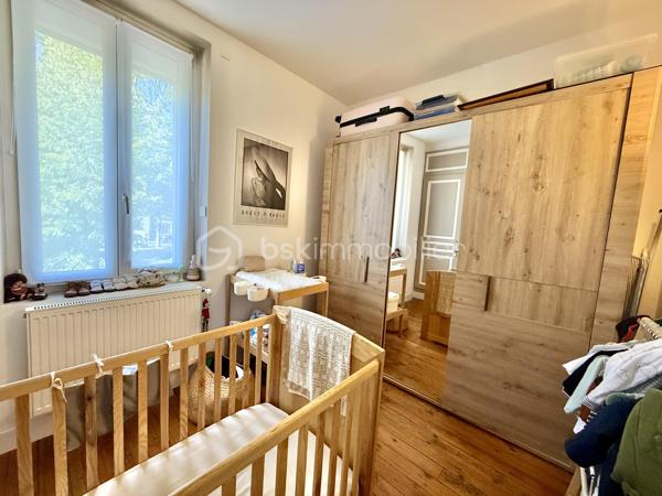 Secteur Châteaudun, quartier Saint-Honoré/Jeanne d’Arc, cette maison de 58 m² entièrement rénovée est une vraie pépite prête à vivre.

👉 Ici, vous posez vos meubles. Rien à prévoir.

Au rez-de-chaussée :
Bel espace de vie d’environ 25 m² avec séjour et cuisine ouverte qui donne sur un joli extérieur

Au 1er étage :
Salle d’eau 
WC séparé
1 chambre

Au 2ème étage :
Grande chambre mansardée avec possibilité d’aménager un coin bureau

Les + qui font la différence :
✔ Électricité et gaz conformes
✔ Menuiseries double vitrage + volets roulants
✔ Chauffage gaz avec production d’eau chaude
✔ Cave voûtée 
✔ Terrasse minérale de 10 m² sans vis-à-vis – un vrai espace extérieur exploitable

💡 Maison idéale pour :
Premier achat
Investissement locatif 
Pied-à-terre sur Amiens

Taxe foncière : 896 €