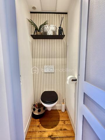 Secteur Châteaudun, quartier Saint-Honoré/Jeanne d’Arc, cette maison de 58 m² entièrement rénovée est une vraie pépite prête à vivre.

👉 Ici, vous posez vos meubles. Rien à prévoir.

Au rez-de-chaussée :
Bel espace de vie d’environ 25 m² avec séjour et cuisine ouverte qui donne sur un joli extérieur

Au 1er étage :
Salle d’eau 
WC séparé
1 chambre

Au 2ème étage :
Grande chambre mansardée avec possibilité d’aménager un coin bureau

Les + qui font la différence :
✔ Électricité et gaz conformes
✔ Menuiseries double vitrage + volets roulants
✔ Chauffage gaz avec production d’eau chaude
✔ Cave voûtée 
✔ Terrasse minérale de 10 m² sans vis-à-vis – un vrai espace extérieur exploitable

💡 Maison idéale pour :
Premier achat
Investissement locatif 
Pied-à-terre sur Amiens

Taxe foncière : 896 €