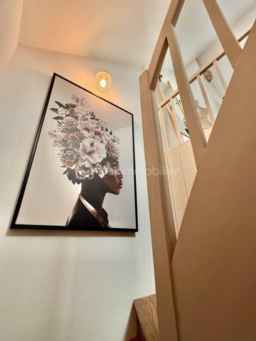 Secteur Châteaudun, quartier Saint-Honoré/Jeanne d’Arc, cette maison de 58 m² entièrement rénovée est une vraie pépite prête à vivre.

👉 Ici, vous posez vos meubles. Rien à prévoir.

Au rez-de-chaussée :
Bel espace de vie d’environ 25 m² avec séjour et cuisine ouverte qui donne sur un joli extérieur

Au 1er étage :
Salle d’eau 
WC séparé
1 chambre

Au 2ème étage :
Grande chambre mansardée avec possibilité d’aménager un coin bureau

Les + qui font la différence :
✔ Électricité et gaz conformes
✔ Menuiseries double vitrage + volets roulants
✔ Chauffage gaz avec production d’eau chaude
✔ Cave voûtée 
✔ Terrasse minérale de 10 m² sans vis-à-vis – un vrai espace extérieur exploitable

💡 Maison idéale pour :
Premier achat
Investissement locatif 
Pied-à-terre sur Amiens

Taxe foncière : 896 €