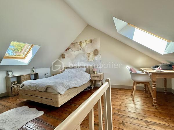 Secteur Châteaudun, quartier Saint-Honoré/Jeanne d’Arc, cette maison de 58 m² entièrement rénovée est une vraie pépite prête à vivre.

👉 Ici, vous posez vos meubles. Rien à prévoir.

Au rez-de-chaussée :
Bel espace de vie d’environ 25 m² avec séjour et cuisine ouverte qui donne sur un joli extérieur

Au 1er étage :
Salle d’eau 
WC séparé
1 chambre

Au 2ème étage :
Grande chambre mansardée avec possibilité d’aménager un coin bureau

Les + qui font la différence :
✔ Électricité et gaz conformes
✔ Menuiseries double vitrage + volets roulants
✔ Chauffage gaz avec production d’eau chaude
✔ Cave voûtée 
✔ Terrasse minérale de 10 m² sans vis-à-vis – un vrai espace extérieur exploitable

💡 Maison idéale pour :
Premier achat
Investissement locatif 
Pied-à-terre sur Amiens

Taxe foncière : 896 €