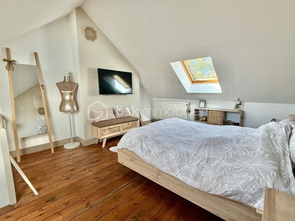 Secteur Châteaudun, quartier Saint-Honoré/Jeanne d’Arc, cette maison de 58 m² entièrement rénovée est une vraie pépite prête à vivre.

👉 Ici, vous posez vos meubles. Rien à prévoir.

Au rez-de-chaussée :
Bel espace de vie d’environ 25 m² avec séjour et cuisine ouverte qui donne sur un joli extérieur

Au 1er étage :
Salle d’eau 
WC séparé
1 chambre

Au 2ème étage :
Grande chambre mansardée avec possibilité d’aménager un coin bureau

Les + qui font la différence :
✔ Électricité et gaz conformes
✔ Menuiseries double vitrage + volets roulants
✔ Chauffage gaz avec production d’eau chaude
✔ Cave voûtée 
✔ Terrasse minérale de 10 m² sans vis-à-vis – un vrai espace extérieur exploitable

💡 Maison idéale pour :
Premier achat
Investissement locatif 
Pied-à-terre sur Amiens

Taxe foncière : 896 €
