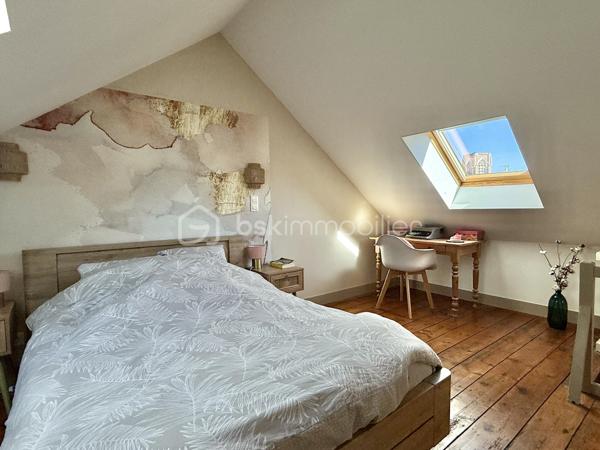 Secteur Châteaudun, quartier Saint-Honoré/Jeanne d’Arc, cette maison de 58 m² entièrement rénovée est une vraie pépite prête à vivre.

👉 Ici, vous posez vos meubles. Rien à prévoir.

Au rez-de-chaussée :
Bel espace de vie d’environ 25 m² avec séjour et cuisine ouverte qui donne sur un joli extérieur

Au 1er étage :
Salle d’eau 
WC séparé
1 chambre

Au 2ème étage :
Grande chambre mansardée avec possibilité d’aménager un coin bureau

Les + qui font la différence :
✔ Électricité et gaz conformes
✔ Menuiseries double vitrage + volets roulants
✔ Chauffage gaz avec production d’eau chaude
✔ Cave voûtée 
✔ Terrasse minérale de 10 m² sans vis-à-vis – un vrai espace extérieur exploitable

💡 Maison idéale pour :
Premier achat
Investissement locatif 
Pied-à-terre sur Amiens

Taxe foncière : 896 €