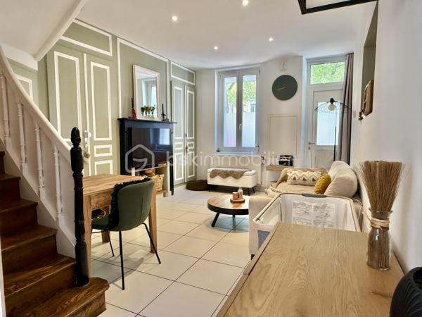 Secteur Châteaudun, quartier Saint-Honoré/Jeanne d’Arc, cette maison de 58 m² entièrement rénovée est une vraie pépite prête à vivre.

👉 Ici, vous posez vos meubles. Rien à prévoir.

Au rez-de-chaussée :
Bel espace de vie d’environ 25 m² avec séjour et cuisine ouverte qui donne sur un joli extérieur

Au 1er étage :
Salle d’eau 
WC séparé
1 chambre

Au 2ème étage :
Grande chambre mansardée avec possibilité d’aménager un coin bureau

Les + qui font la différence :
✔ Électricité et gaz conformes
✔ Menuiseries double vitrage + volets roulants
✔ Chauffage gaz avec production d’eau chaude
✔ Cave voûtée 
✔ Terrasse minérale de 10 m² sans vis-à-vis – un vrai espace extérieur exploitable

💡 Maison idéale pour :
Premier achat
Investissement locatif 
Pied-à-terre sur Amiens

Taxe foncière : 896 €