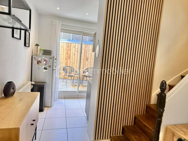 Secteur Châteaudun, quartier Saint-Honoré/Jeanne d’Arc, cette maison de 58 m² entièrement rénovée est une vraie pépite prête à vivre.

👉 Ici, vous posez vos meubles. Rien à prévoir.

Au rez-de-chaussée :
Bel espace de vie d’environ 25 m² avec séjour et cuisine ouverte qui donne sur un joli extérieur

Au 1er étage :
Salle d’eau 
WC séparé
1 chambre

Au 2ème étage :
Grande chambre mansardée avec possibilité d’aménager un coin bureau

Les + qui font la différence :
✔ Électricité et gaz conformes
✔ Menuiseries double vitrage + volets roulants
✔ Chauffage gaz avec production d’eau chaude
✔ Cave voûtée 
✔ Terrasse minérale de 10 m² sans vis-à-vis – un vrai espace extérieur exploitable

💡 Maison idéale pour :
Premier achat
Investissement locatif 
Pied-à-terre sur Amiens

Taxe foncière : 896 €