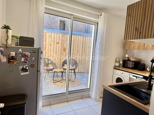 Secteur Châteaudun, quartier Saint-Honoré/Jeanne d’Arc, cette maison de 58 m² entièrement rénovée est une vraie pépite prête à vivre.

👉 Ici, vous posez vos meubles. Rien à prévoir.

Au rez-de-chaussée :
Bel espace de vie d’environ 25 m² avec séjour et cuisine ouverte qui donne sur un joli extérieur

Au 1er étage :
Salle d’eau 
WC séparé
1 chambre

Au 2ème étage :
Grande chambre mansardée avec possibilité d’aménager un coin bureau

Les + qui font la différence :
✔ Électricité et gaz conformes
✔ Menuiseries double vitrage + volets roulants
✔ Chauffage gaz avec production d’eau chaude
✔ Cave voûtée 
✔ Terrasse minérale de 10 m² sans vis-à-vis – un vrai espace extérieur exploitable

💡 Maison idéale pour :
Premier achat
Investissement locatif 
Pied-à-terre sur Amiens

Taxe foncière : 896 €