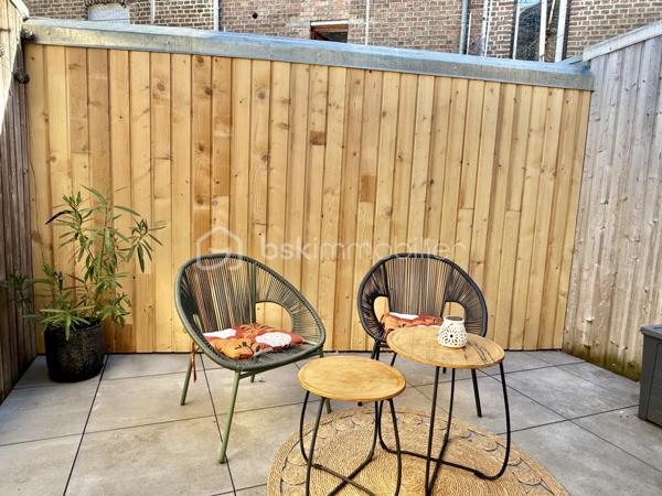 Secteur Châteaudun, quartier Saint-Honoré/Jeanne d’Arc, cette maison de 58 m² entièrement rénovée est une vraie pépite prête à vivre.

👉 Ici, vous posez vos meubles. Rien à prévoir.

Au rez-de-chaussée :
Bel espace de vie d’environ 25 m² avec séjour et cuisine ouverte qui donne sur un joli extérieur

Au 1er étage :
Salle d’eau 
WC séparé
1 chambre

Au 2ème étage :
Grande chambre mansardée avec possibilité d’aménager un coin bureau

Les + qui font la différence :
✔ Électricité et gaz conformes
✔ Menuiseries double vitrage + volets roulants
✔ Chauffage gaz avec production d’eau chaude
✔ Cave voûtée 
✔ Terrasse minérale de 10 m² sans vis-à-vis – un vrai espace extérieur exploitable

💡 Maison idéale pour :
Premier achat
Investissement locatif 
Pied-à-terre sur Amiens

Taxe foncière : 896 €