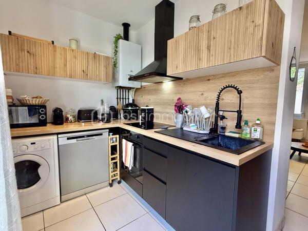 Secteur Châteaudun, quartier Saint-Honoré/Jeanne d’Arc, cette maison de 58 m² entièrement rénovée est une vraie pépite prête à vivre.

👉 Ici, vous posez vos meubles. Rien à prévoir.

Au rez-de-chaussée :
Bel espace de vie d’environ 25 m² avec séjour et cuisine ouverte qui donne sur un joli extérieur

Au 1er étage :
Salle d’eau 
WC séparé
1 chambre

Au 2ème étage :
Grande chambre mansardée avec possibilité d’aménager un coin bureau

Les + qui font la différence :
✔ Électricité et gaz conformes
✔ Menuiseries double vitrage + volets roulants
✔ Chauffage gaz avec production d’eau chaude
✔ Cave voûtée 
✔ Terrasse minérale de 10 m² sans vis-à-vis – un vrai espace extérieur exploitable

💡 Maison idéale pour :
Premier achat
Investissement locatif 
Pied-à-terre sur Amiens

Taxe foncière : 896 €