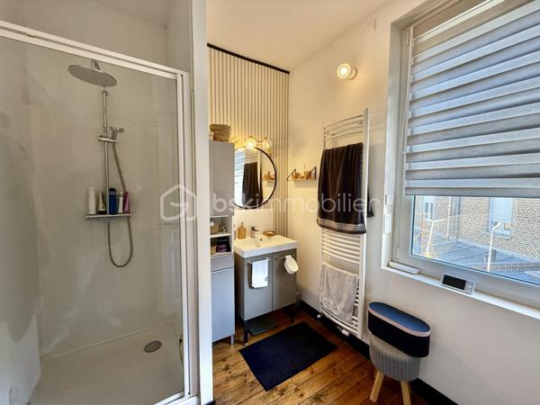 Secteur Châteaudun, quartier Saint-Honoré/Jeanne d’Arc, cette maison de 58 m² entièrement rénovée est une vraie pépite prête à vivre.

👉 Ici, vous posez vos meubles. Rien à prévoir.

Au rez-de-chaussée :
Bel espace de vie d’environ 25 m² avec séjour et cuisine ouverte qui donne sur un joli extérieur

Au 1er étage :
Salle d’eau 
WC séparé
1 chambre

Au 2ème étage :
Grande chambre mansardée avec possibilité d’aménager un coin bureau

Les + qui font la différence :
✔ Électricité et gaz conformes
✔ Menuiseries double vitrage + volets roulants
✔ Chauffage gaz avec production d’eau chaude
✔ Cave voûtée 
✔ Terrasse minérale de 10 m² sans vis-à-vis – un vrai espace extérieur exploitable

💡 Maison idéale pour :
Premier achat
Investissement locatif 
Pied-à-terre sur Amiens

Taxe foncière : 896 €