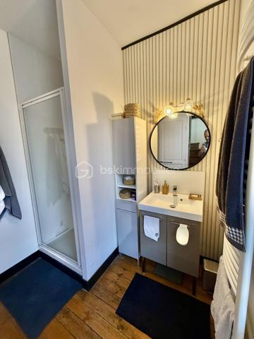 Secteur Châteaudun, quartier Saint-Honoré/Jeanne d’Arc, cette maison de 58 m² entièrement rénovée est une vraie pépite prête à vivre.

👉 Ici, vous posez vos meubles. Rien à prévoir.

Au rez-de-chaussée :
Bel espace de vie d’environ 25 m² avec séjour et cuisine ouverte qui donne sur un joli extérieur

Au 1er étage :
Salle d’eau 
WC séparé
1 chambre

Au 2ème étage :
Grande chambre mansardée avec possibilité d’aménager un coin bureau

Les + qui font la différence :
✔ Électricité et gaz conformes
✔ Menuiseries double vitrage + volets roulants
✔ Chauffage gaz avec production d’eau chaude
✔ Cave voûtée 
✔ Terrasse minérale de 10 m² sans vis-à-vis – un vrai espace extérieur exploitable

💡 Maison idéale pour :
Premier achat
Investissement locatif 
Pied-à-terre sur Amiens

Taxe foncière : 896 €