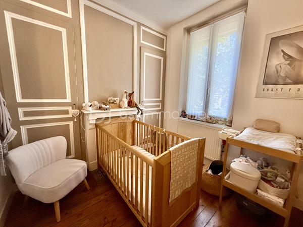 Secteur Châteaudun, quartier Saint-Honoré/Jeanne d’Arc, cette maison de 58 m² entièrement rénovée est une vraie pépite prête à vivre.

👉 Ici, vous posez vos meubles. Rien à prévoir.

Au rez-de-chaussée :
Bel espace de vie d’environ 25 m² avec séjour et cuisine ouverte qui donne sur un joli extérieur

Au 1er étage :
Salle d’eau 
WC séparé
1 chambre

Au 2ème étage :
Grande chambre mansardée avec possibilité d’aménager un coin bureau

Les + qui font la différence :
✔ Électricité et gaz conformes
✔ Menuiseries double vitrage + volets roulants
✔ Chauffage gaz avec production d’eau chaude
✔ Cave voûtée 
✔ Terrasse minérale de 10 m² sans vis-à-vis – un vrai espace extérieur exploitable

💡 Maison idéale pour :
Premier achat
Investissement locatif 
Pied-à-terre sur Amiens

Taxe foncière : 896 €