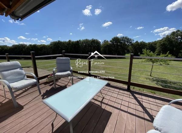 Dans son écrin de verdure, belle maison contemporaine