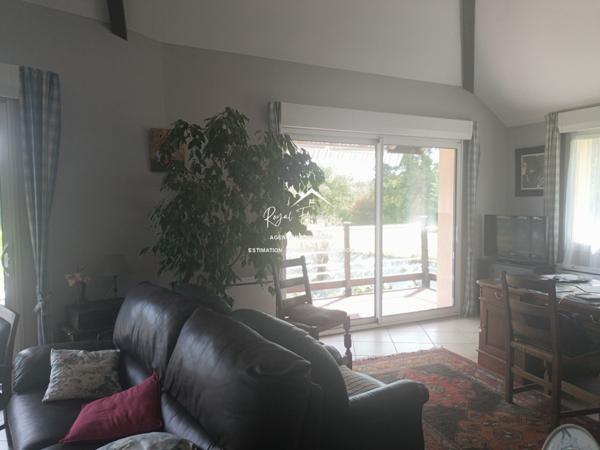 Dans son écrin de verdure, belle maison contemporaine