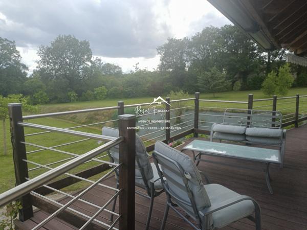 Dans son écrin de verdure, belle maison contemporaine