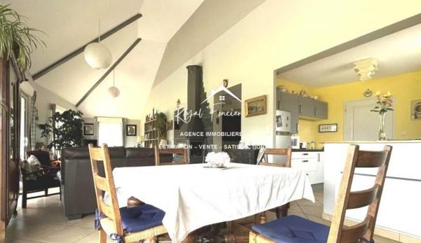 Dans son écrin de verdure, belle maison contemporaine