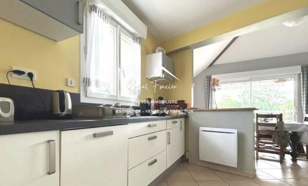 Dans son écrin de verdure, belle maison contemporaine