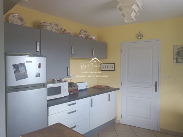 Dans son écrin de verdure, belle maison contemporaine