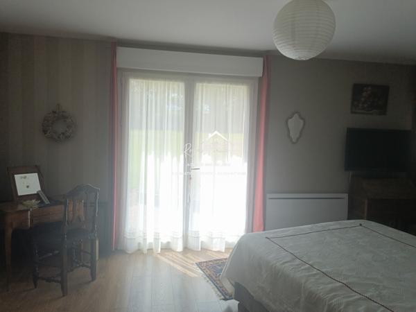 Dans son écrin de verdure, belle maison contemporaine