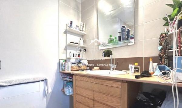 Dans son écrin de verdure, belle maison contemporaine