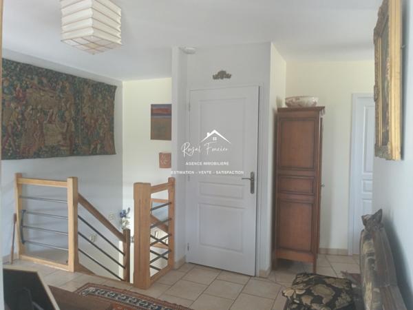 Dans son écrin de verdure, belle maison contemporaine