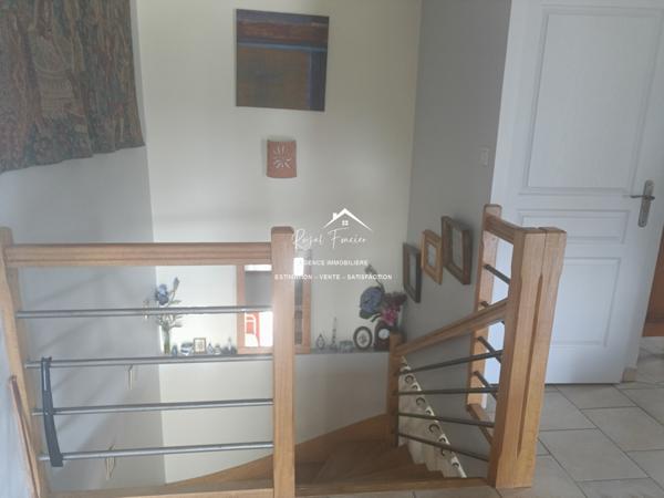 Dans son écrin de verdure, belle maison contemporaine