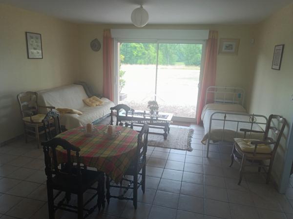 Dans son écrin de verdure, belle maison contemporaine