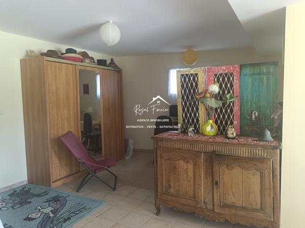 Dans son écrin de verdure, belle maison contemporaine